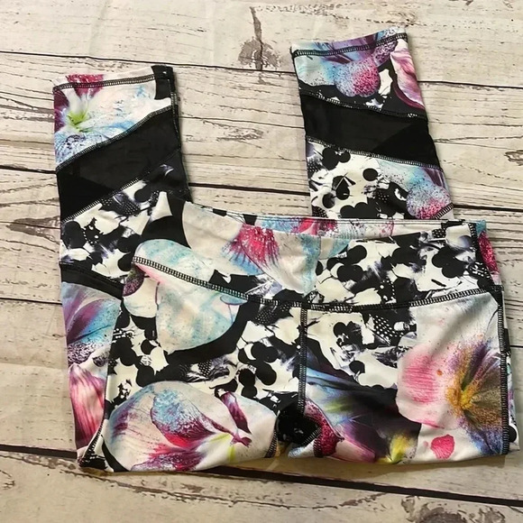 Apana Floral Capri Leggings - Picture 4 of 9